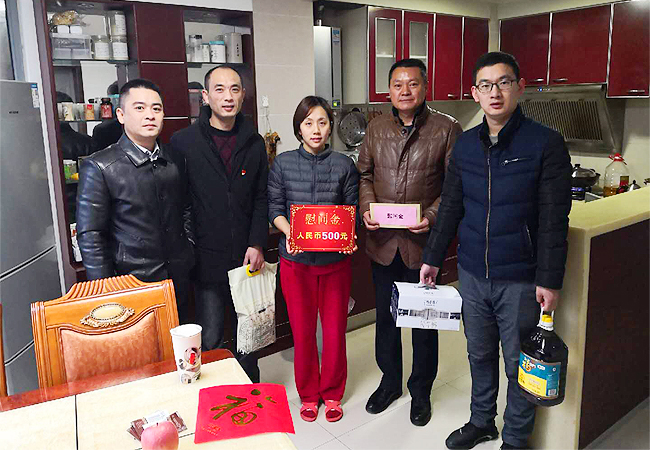 心系困难群众 情暖天鹅湖畔(图1)