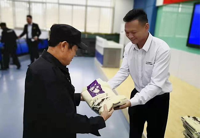 阡陌物业党支部重阳节开展慰问员工活动(图2) 阡陌物业党支部重阳节开展慰问员工活动(图2)