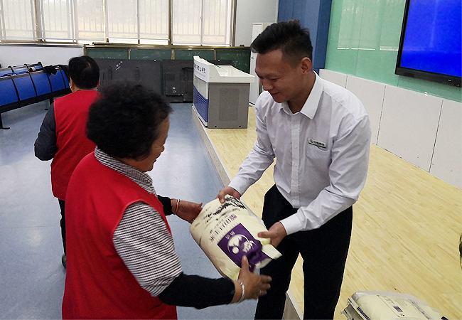 阡陌物业党支部重阳节开展慰问员工活动(图3) 阡陌物业党支部重阳节开展慰问员工活动(图3)