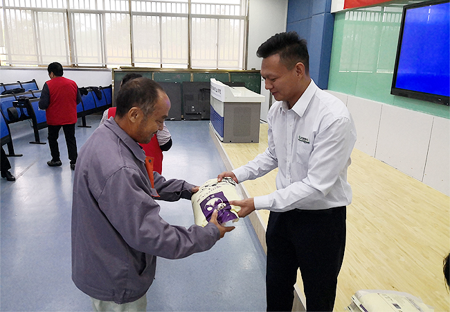 阡陌物业党支部重阳节开展慰问员工活动(图4) 阡陌物业党支部重阳节开展慰问员工活动(图4)