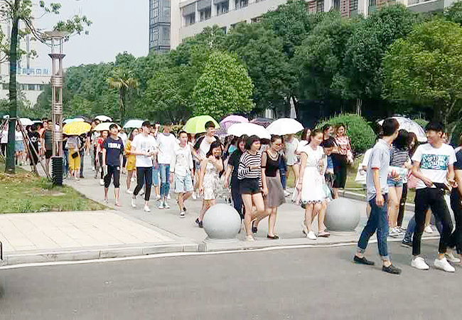 安徽国际商务学院开展地震应急疏散演练活动(图1) 安徽国际商务学院开展地震应急疏散演练活动(图1)