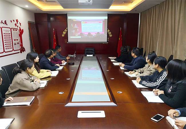 阡陌物业党支部组织党员职工收看十九届四中全会精神宣讲报告会(图1)