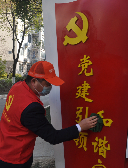 争创国家卫生城市，阡陌物业在行动——阡陌物业党支部组织党员职工深入住宅小区开展“争创国家卫生城市”主题党日义务大扫除活动(图7)