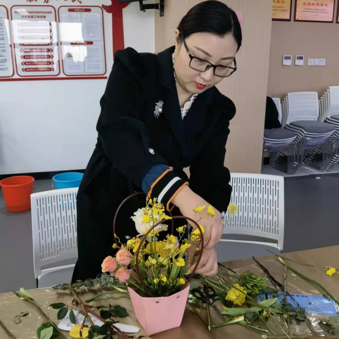  春暖花开 为您而来 ——阡陌物业妇联组织开展“三八”妇女节艺术插花活动(图5)
