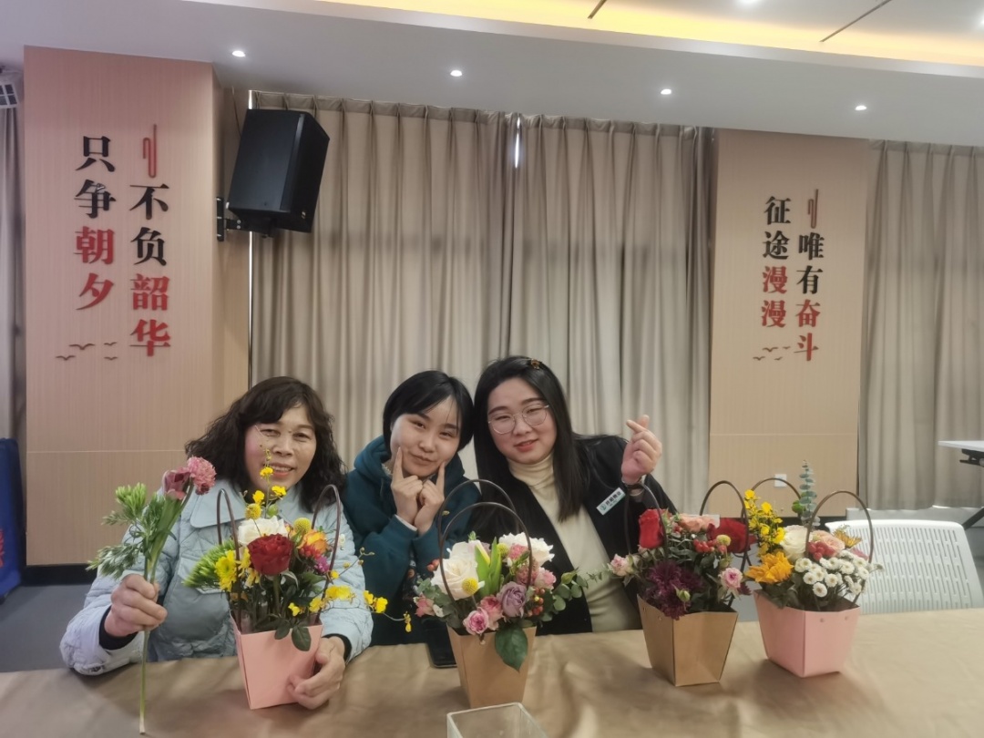  春暖花开 为您而来 ——阡陌物业妇联组织开展“三八”妇女节艺术插花活动(图14)