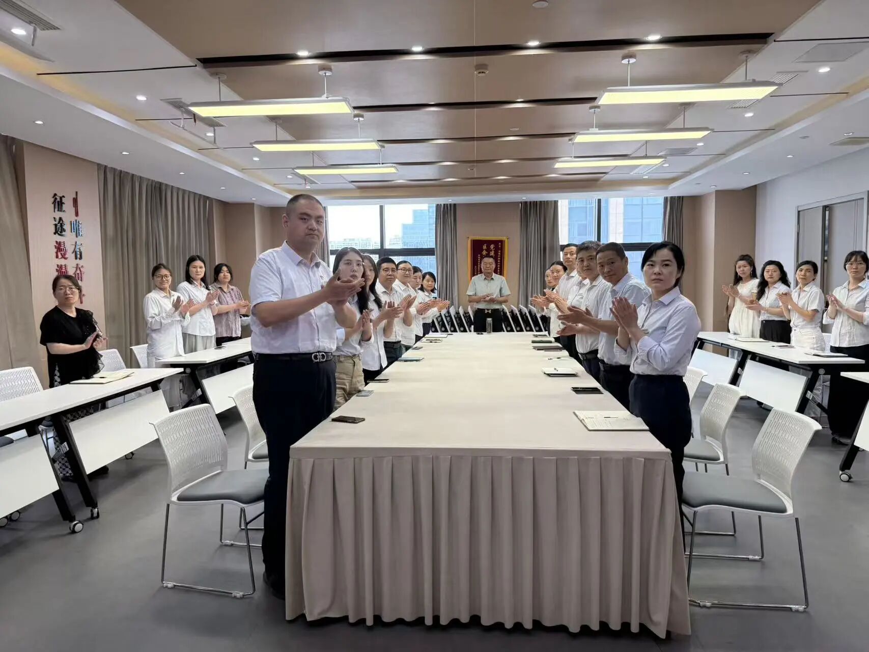 不忘初心，砥砺前行——阡陌物业集团党总支组织党员职工收听收看“庆祝中国共产党成立105周年大会”实况直播(图2)