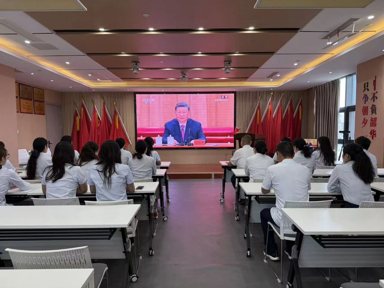 缅怀一代伟人，坚定发展决心——阡陌物业集团党总支组织党员职工收听收看“纪念江泽民同志诞辰100周年大会”实况直播(图1)